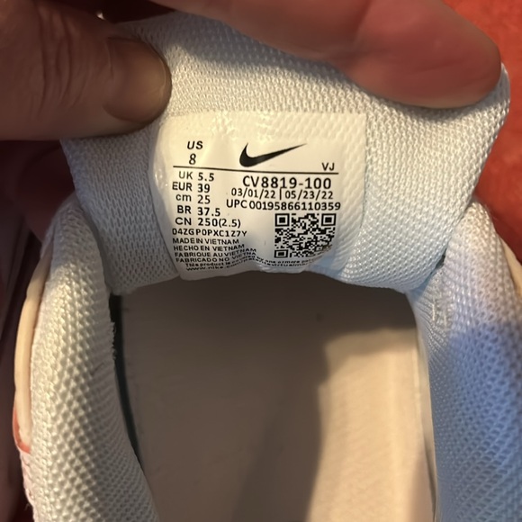 Nike AirMax women’s athletic shoes. Size 8.Worn once. Light dirt marks on toes. - Picture 3 of 4